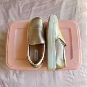 STEVE MADDEN ROSE GOLD SLIP-ON SHOES 💗